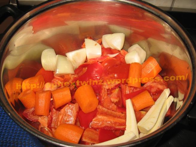 Articole culinare : Ciorba de rosii si alte legume cu perisoare si paste