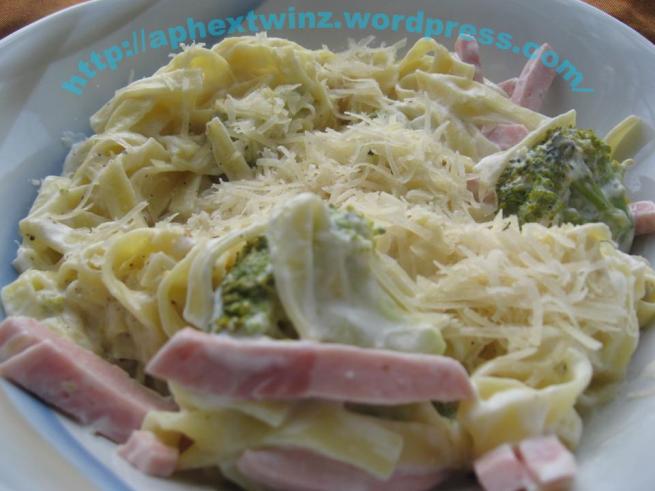 Articole culinare : Tagliatelle cu broccoli, sunca si smantana